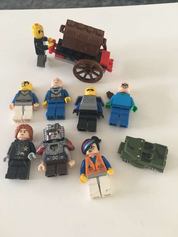 LOVELY  LEGO  LOT OF SMALL FIGURES  7 IN TOTAL