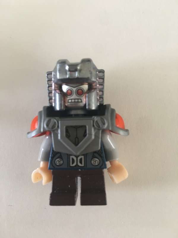 LOVELY  LEGO  LOT OF SMALL FIGURES  7 IN TOTAL