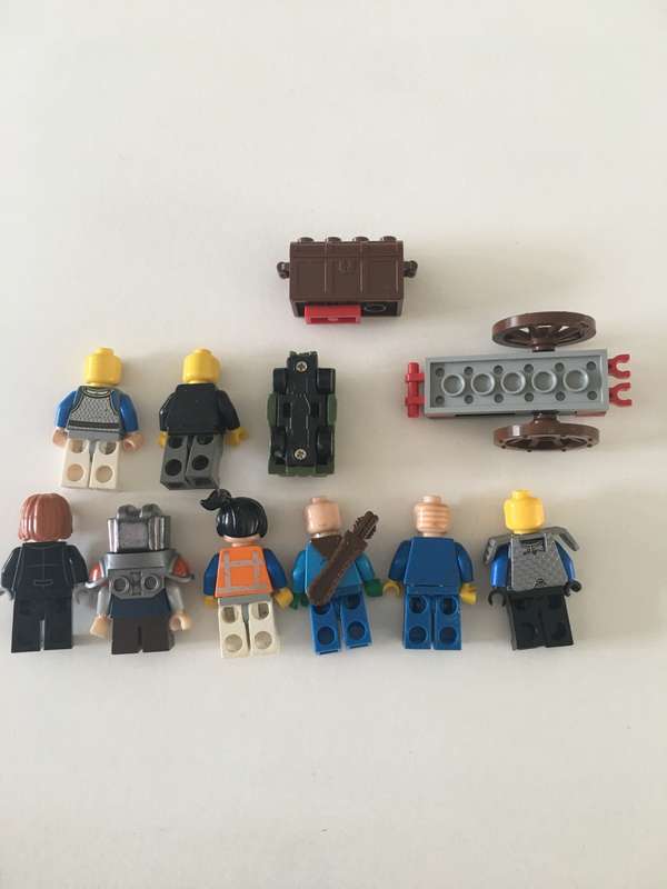 LOVELY  LEGO  LOT OF SMALL FIGURES  7 IN TOTAL