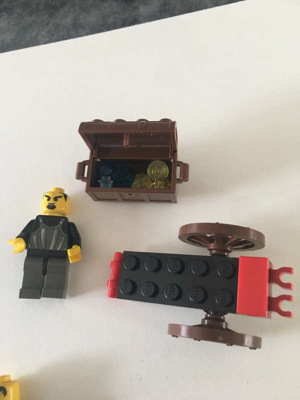 LOVELY  LEGO  LOT OF SMALL FIGURES  7 IN TOTAL