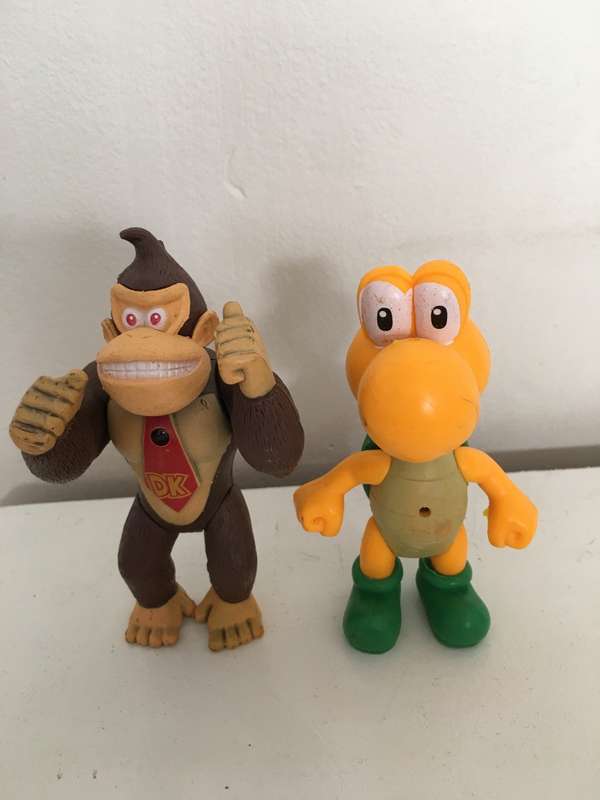 MAY BE MC DONALDS DONKEY KONG SUPER MARIO BROTHERS   FIGURE AND LOONEY TUNES TORTOISE FIGURE