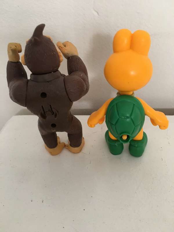 MAY BE MC DONALDS DONKEY KONG SUPER MARIO BROTHERS   FIGURE AND LOONEY TUNES TORTOISE FIGURE
