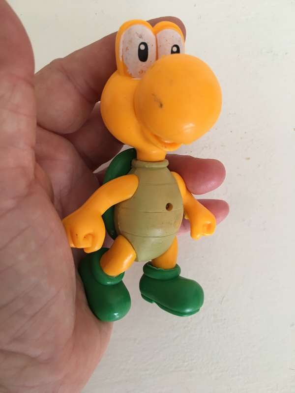 MAY BE MC DONALDS DONKEY KONG SUPER MARIO BROTHERS   FIGURE AND LOONEY TUNES TORTOISE FIGURE