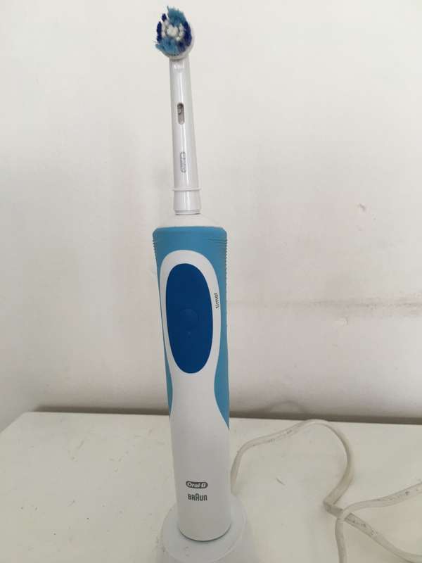 LOVELY ORAL B BRAUN TOOTH BRUSH WITH CHARGER AND NEW BRUSH PART