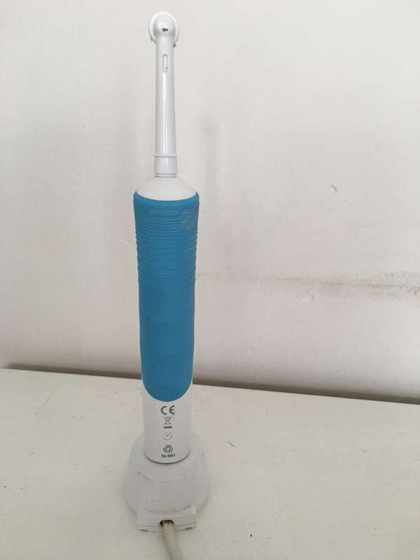 LOVELY ORAL B BRAUN TOOTH BRUSH WITH CHARGER AND NEW BRUSH PART