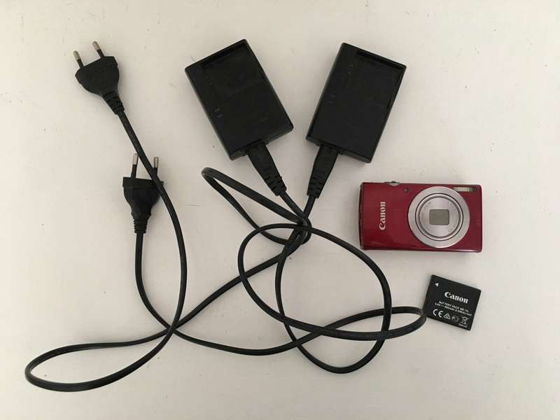 LOVELY SMALL CANON DIGITAL CAMERA WITH 2  BATTERY CHARGERS AND 2 BATTERIES AND SIM CARD 8 GIG