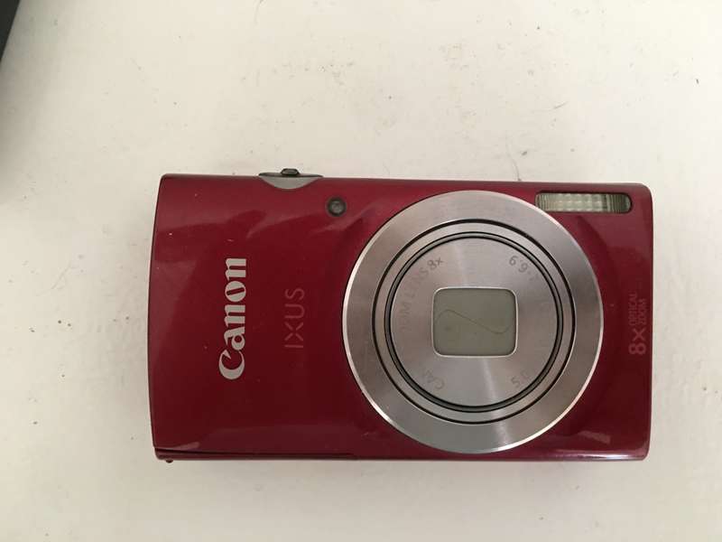 LOVELY SMALL CANON DIGITAL CAMERA WITH 2  BATTERY CHARGERS AND 2 BATTERIES AND SIM CARD 8 GIG