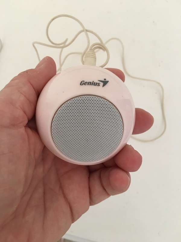 LOVELY SMALL SPEAKER FOR PHONE OR PC AND SMALL USB LIGHT