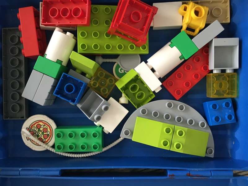 LOVELY CONTAAINER FULL OF KIDDY LEGO DUPLO INCLUDING FIGURES