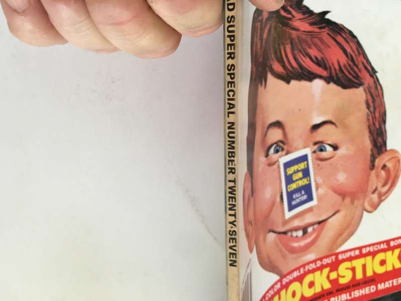 LOVELY VINTAGE MAD MAGAZINE NO. 27 - 1978 INCLUDING HUMOUROUS STICKERS A THICK ISSUE