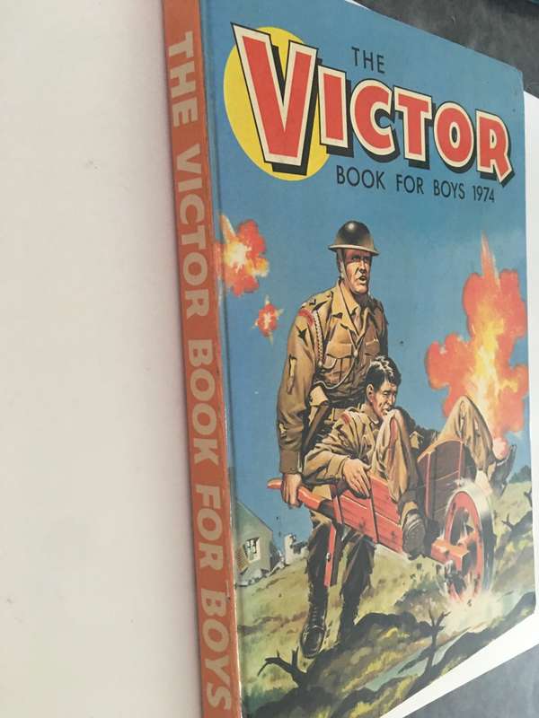 LOVELY VINTAGE - THE VICTOR ANNUAL FOR BOYS  -  1974