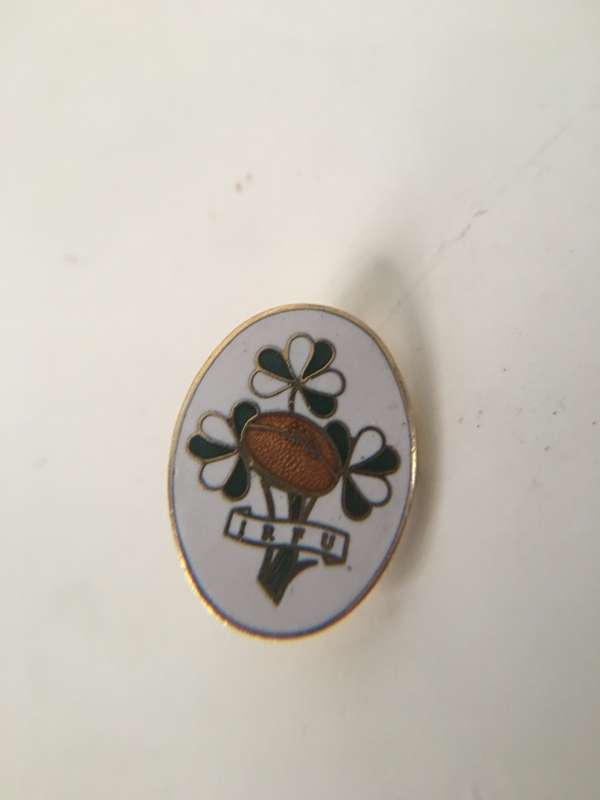 VINTAGE IRELAND RUGBY BADGE