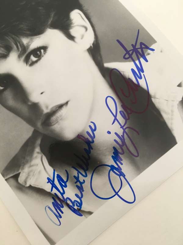 AUTOGRAPHED / SIGNED - JAMIE LEE CURTIS - PERFECT  / HALLOWEEN  -  13 CM  X  18 CM
