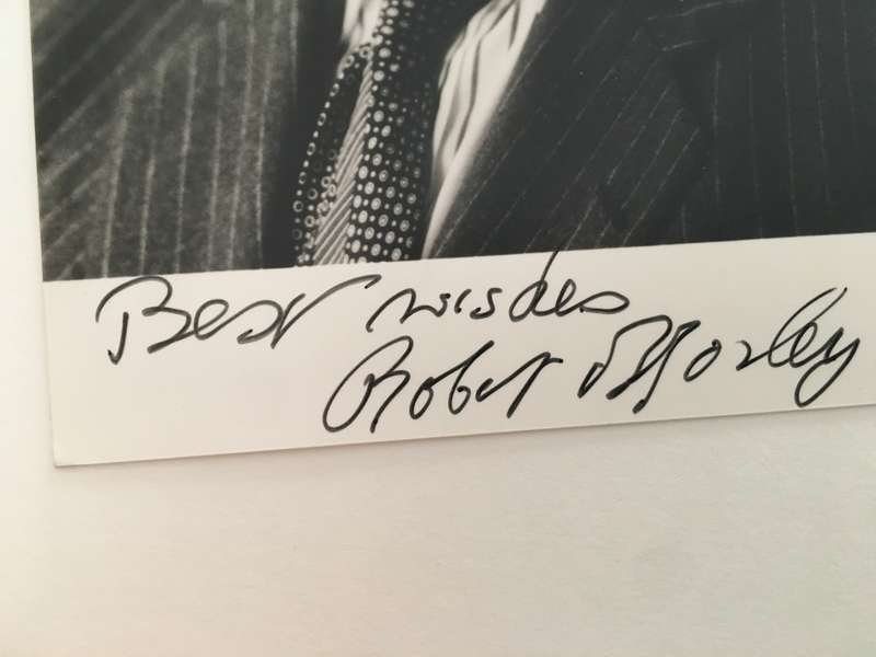 AUTOGRAPHED / SIGNED - SIR  ROBERT MORLEY  / AROUND THE WORLD IN 80 DAYS  - POSTCARD SIZE