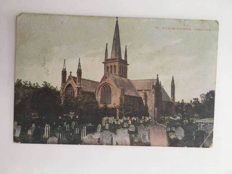 VINTAGE TO ANTIQUE POSTCARD - ST. NOCOLAS CHURCH YARMOUTH WITH OLD STAMP