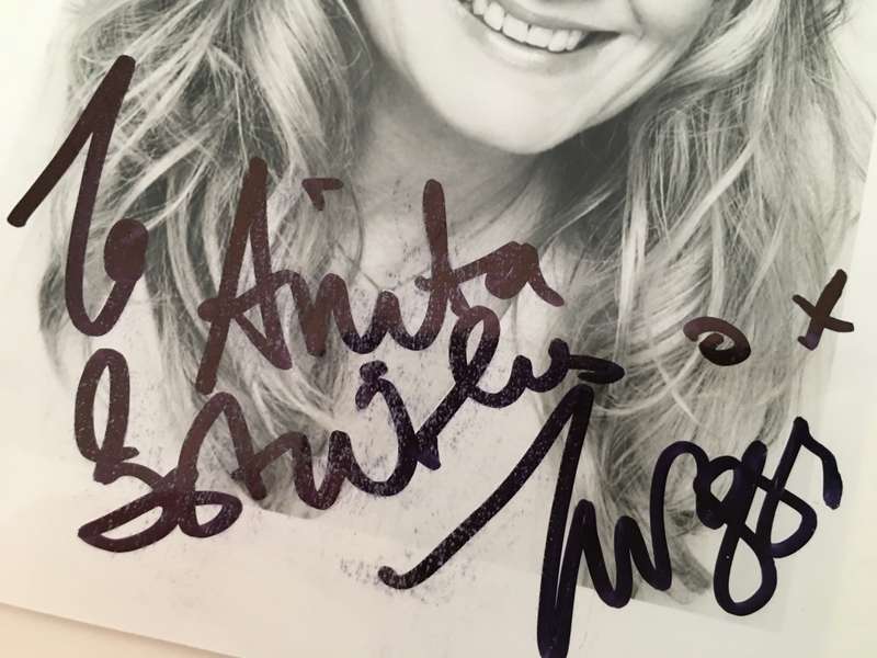 AUTOGRAPHED / SIGNED - TWIGGY -  WORLD FAMOUS MODEL