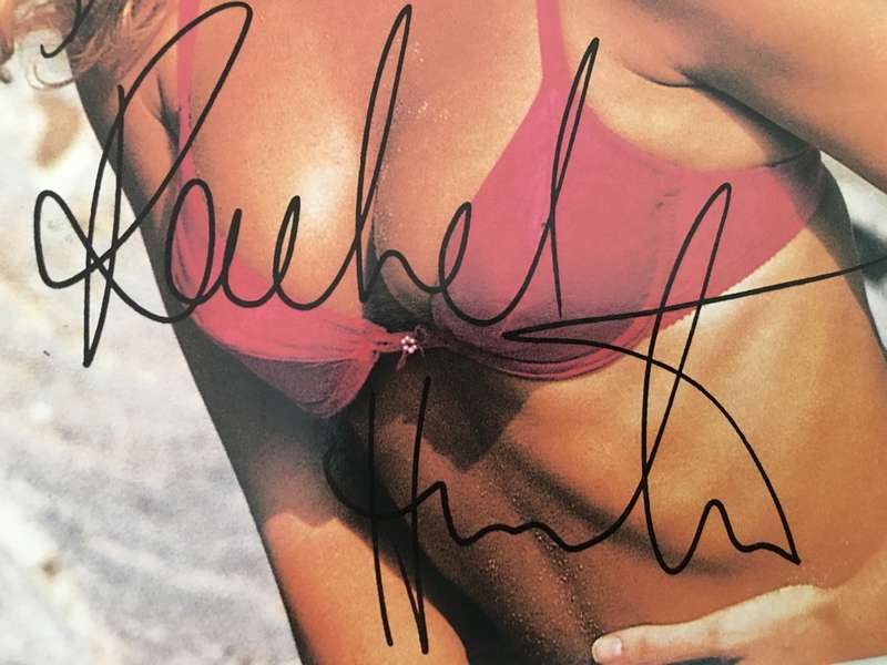 PRINTED AUTOGRAPH  - RACHEL  HUNTER / MODEL    -   13 1/2 CM   X  18 CM