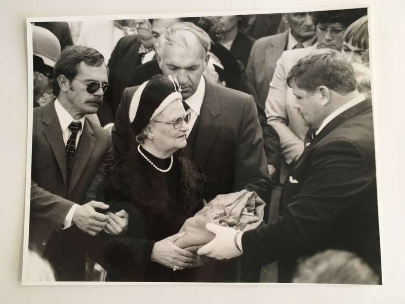 LOVELY  VINTAGE  LETTER OF MRS TINI VORSTER WIFE OF PAST PRESIDENT MR JOHN VORSTER AND PRESS PHOTOS