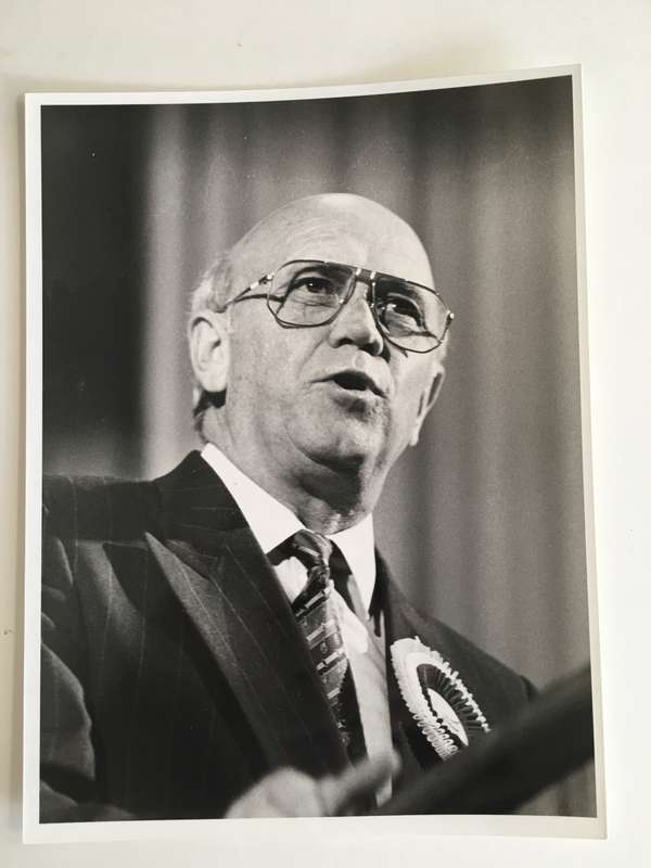 VINTAGE LETTER OF FORMER PRESIDENT FW DE KLERK AND PRESS PHOTO