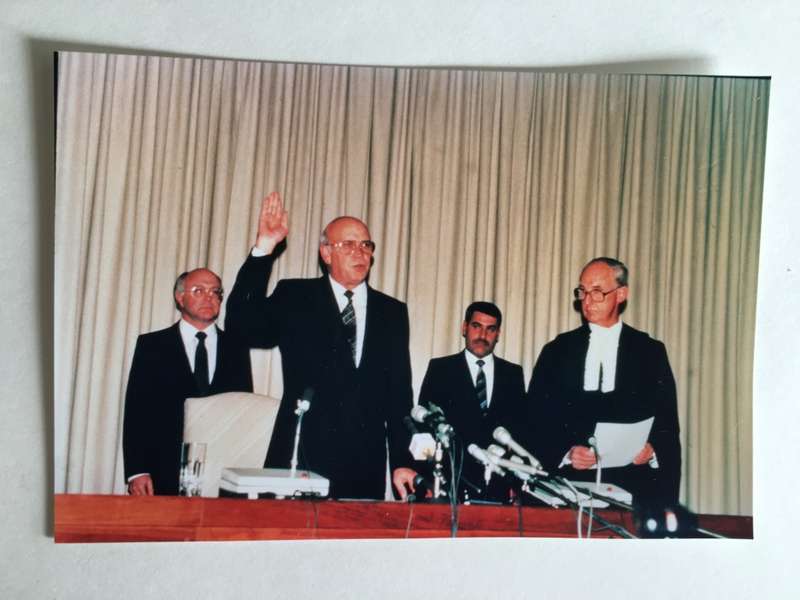 LOVELY SIGNED PRESIDENTIAL  ENVELOPE OF FORMER  PRESIDENT FW DE KLERK AND PRESS PHOTO