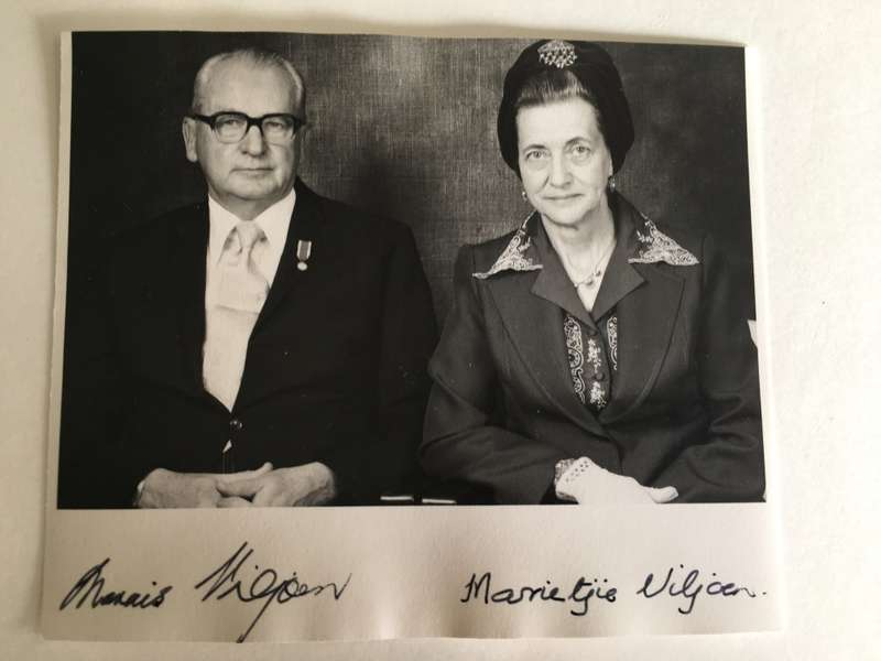 LOVELY VINTAGE AUTOGRAPH OF FORMER PRESIDENT MARAIS VILJOEN AND MRS VILJOEN AND  XMAS CARD