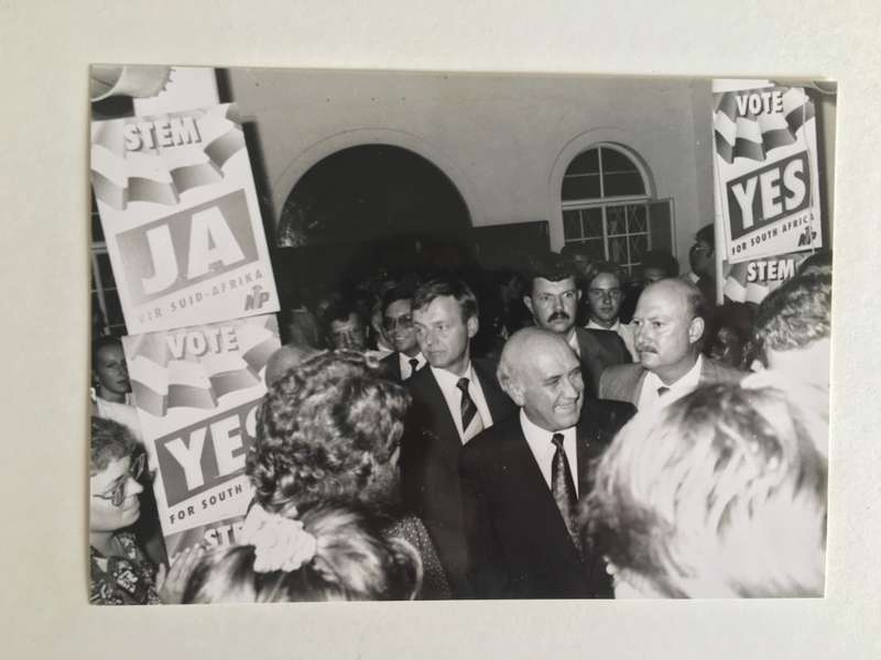 LOVELY AUTOGRAPHED LETTER OF FORMER PRESIDENT FW DE KLERK PRESS PHOTO  AND NEWSPAPER CLIPPING