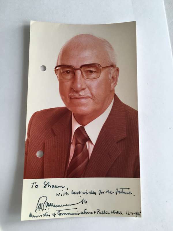 LOVELY AUTOGRAPHED PHOTO OF FORMER  MINISTER L A P A MUNNIK AND LETTER - 1985