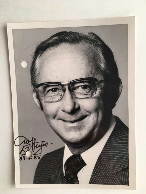LOVELY AUTOGRAPHED PHOTO AND LETTER OF FORMER MINISTER OF MINERAL AND ENERGY 1985