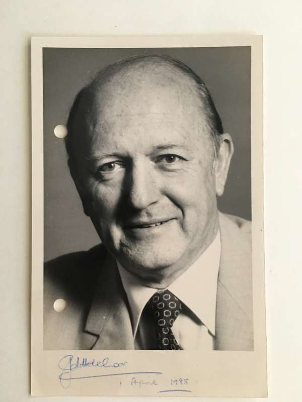LOVELY AUTOGRAPHED PHOTO AND LETTER OF FORMER - DIRECTOR-GENERAL -1985