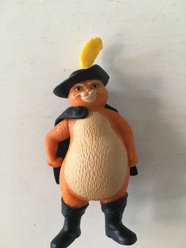 MC DONALDS LOVELY PUSS IN BOOTS FIGURE FROM SHREK -