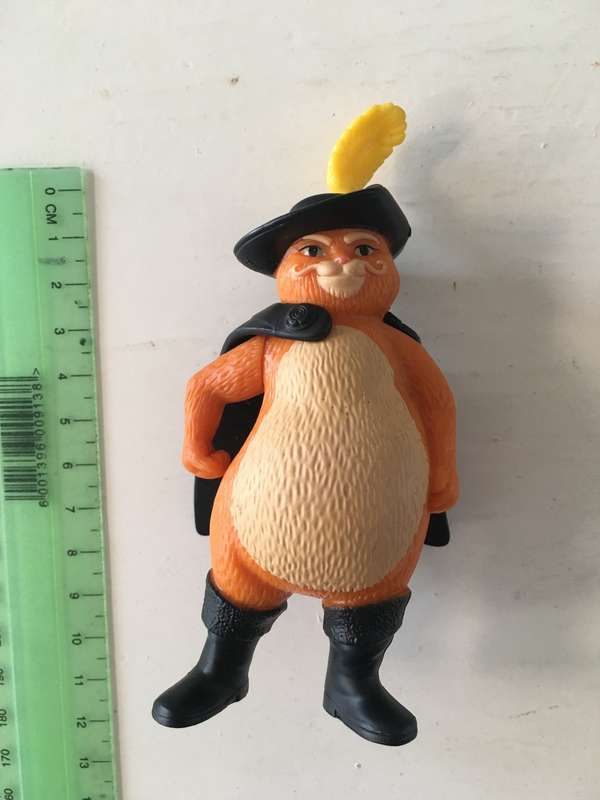 MC DONALDS LOVELY PUSS IN BOOTS FIGURE FROM SHREK -