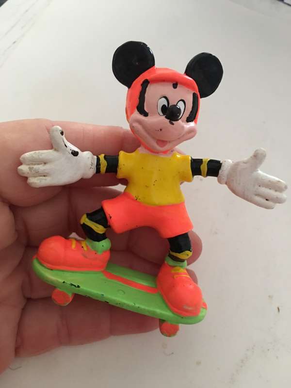 VINTAGE PVC MICKEY MOUSE FIGURE ON SKATE BOARD