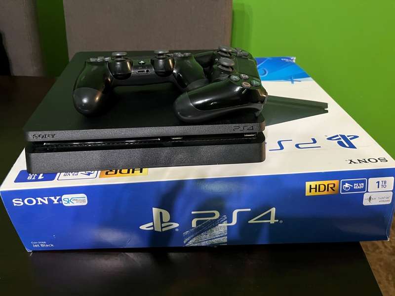 Playstation 4 1TB Slim Console + Extra Controller (PS4)