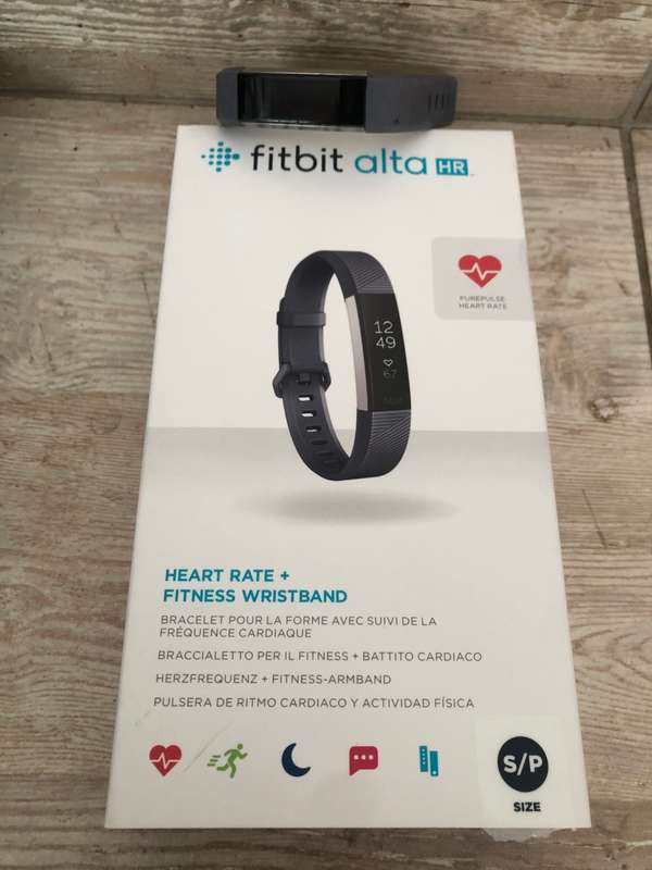 AS NEW FITBIT ALTA HR S/P IN ORIGINAL BOX AND 3 PAIRS OF INTERCHANGABLE WRIST BANDS