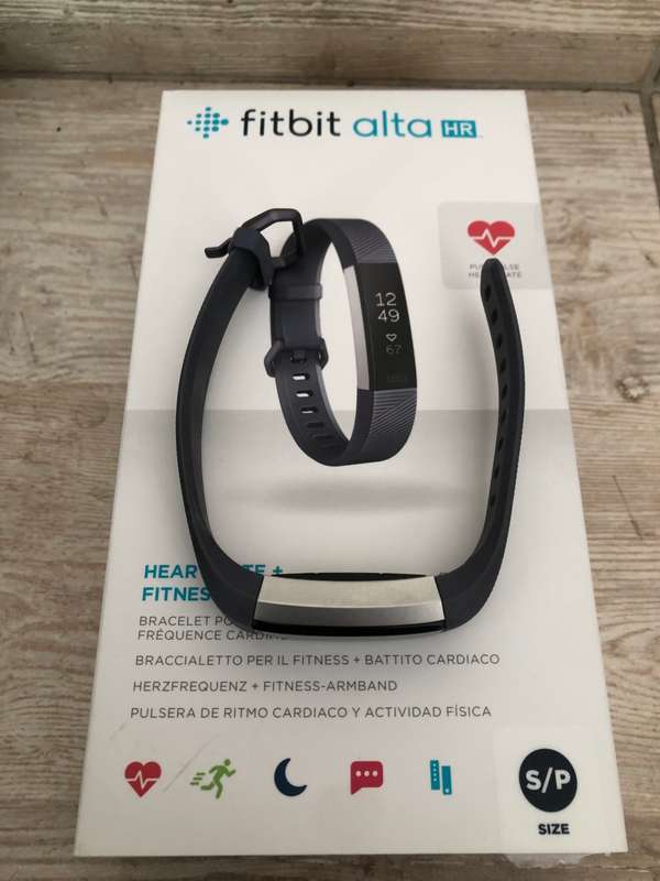AS NEW FITBIT ALTA HR S/P IN ORIGINAL BOX AND 3 PAIRS OF INTERCHANGABLE WRIST BANDS