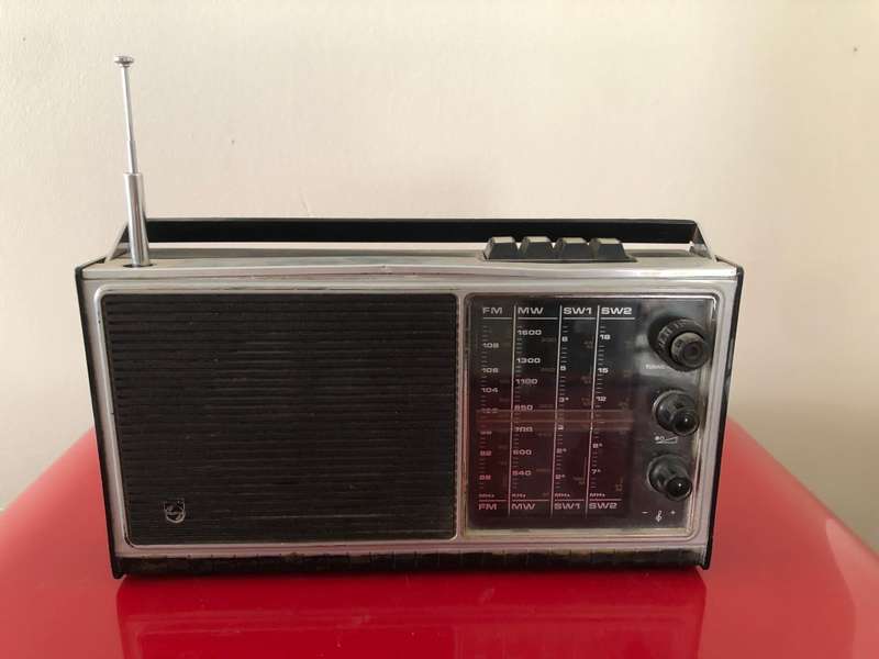 VINTAGE AND NOSTALGIC PHILLIPS AM/FM RADIO