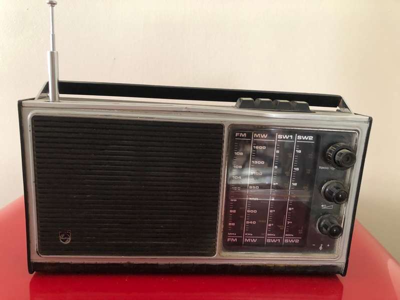 VINTAGE AND NOSTALGIC PHILLIPS AM/FM RADIO