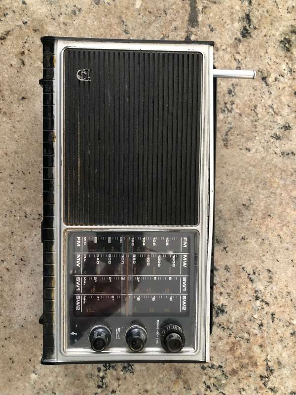 VINTAGE AND NOSTALGIC PHILLIPS AM/FM RADIO