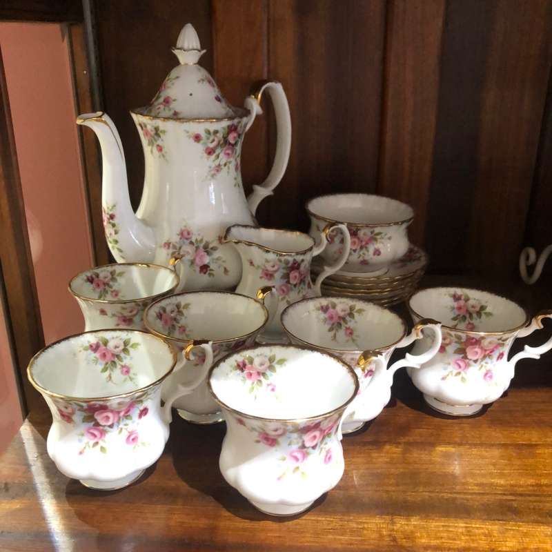 BEAUTIFUL 15 PIECE ROYAL ALBERT COTTAGE GARDEN COFFEE SET/DEMI TASSE SET