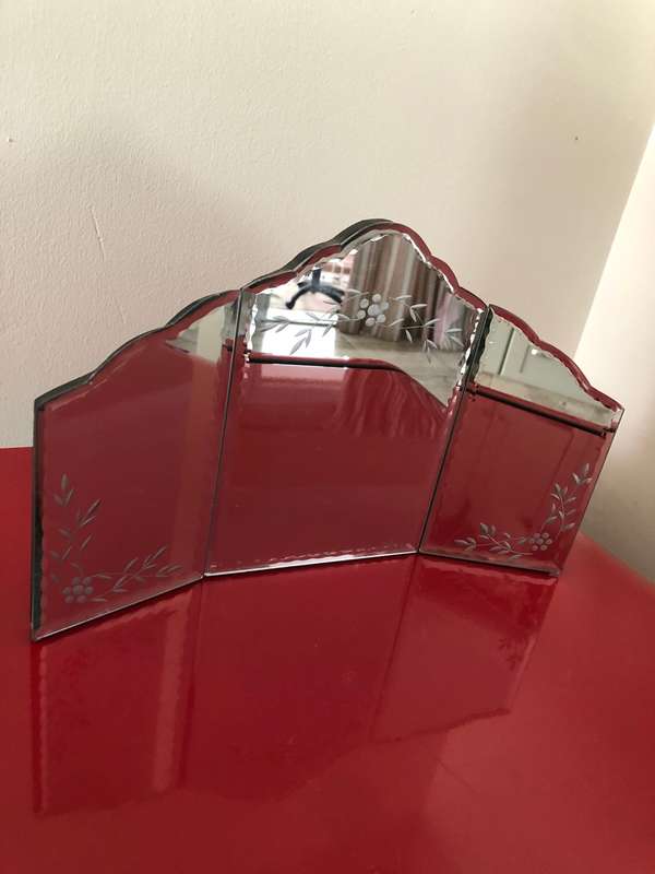 BEAUTIFUL FOLDABLE BEVELED MIRROR