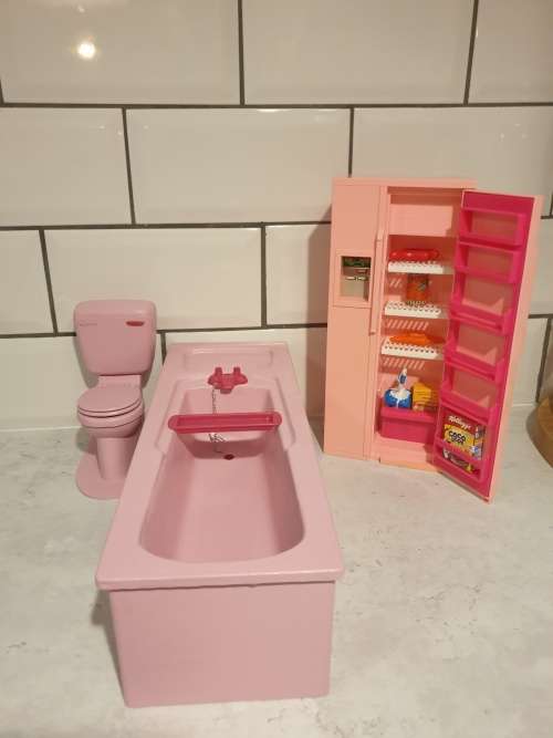 Barbie bath, toilet and fridge