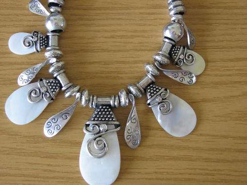 BEAUTIFUL CHUNKY NECKLACE