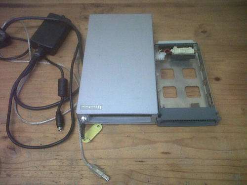 Lockable external IDE harddrive enclosure