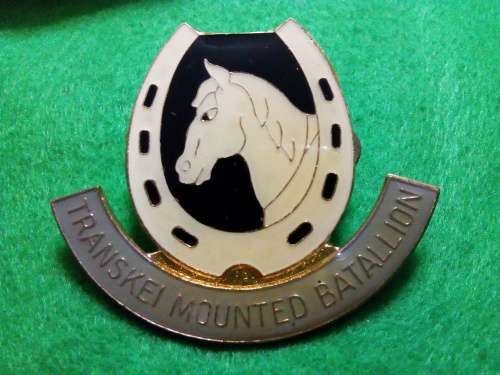 SADF ERA .. TRANSKEI MOUNTED BATALLION CAP BADGE ... LUGS INTACT