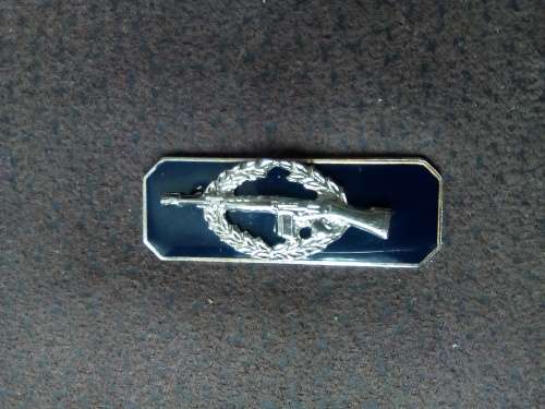 SADF SNIPER QUALIFICATION BADGE ... WRONG BACKGROUND ????