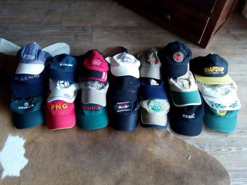 LOT OF 20 USED CAPS *** EX PUB DECOR (10)
