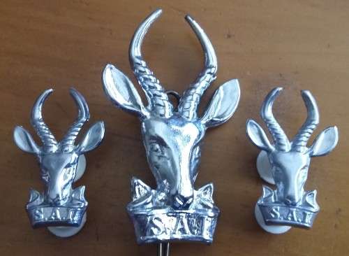 SADF - INFANTRY CAP /COLLAR BADGES SET - PINS / LUGS INTACT