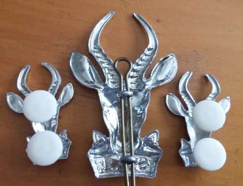 SADF - INFANTRY CAP /COLLAR BADGES SET - PINS / LUGS INTACT
