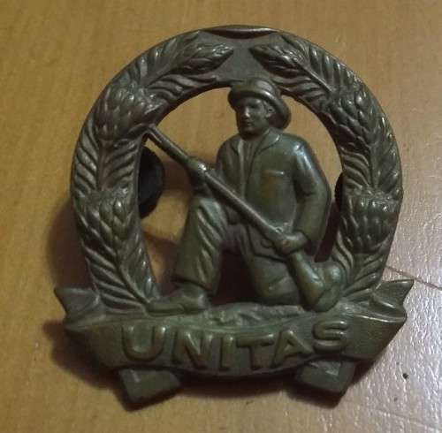 SADF - COMMANDO (UNITAS) CAP BADGE - SCREW POSTS INTACT
