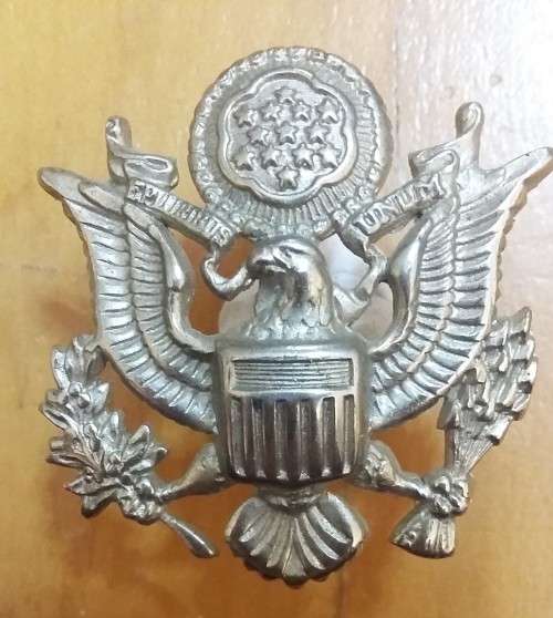 USA - US ARMY BADGE - SCREW POST INTACT